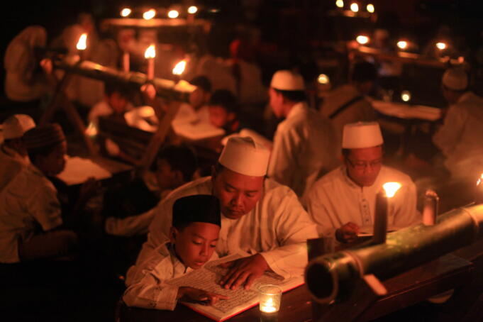 Sejumlah santri Ponpes Baitul Mustofa mengaji menggunakan obor dan lilin saat pengajian di lapangan terbuka Mojosongo, Solo, Jawa Tengah, Selasa (7/7)