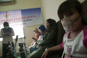 Sejumlah warga menghirup oksigen dari tabung yang disediakan secara gratis di "Rumah Singgah Oksigen" di Kantor Pramuka Riau, di Kota Pekanbaru, Senin (26/10). Badan Nasional Penanggulangan Bencana (BNPB) menyatakan jumlah korban akibat dampak kabut asap kebakaran lahan dan hutan terus bertambah ditandai dengan 10 orang tewas di Sumatera dan Kalimantan, baik dampak langsung dan tidak langsung, serta menyebabkan 503.874 orang menderita Infeks Salura Pernafasan Akut (ISPA)  di enam provinsi sejak 1 Juli-23 Oktober 2015. ANTARA FOTO/FB Anggoro/foc/15.