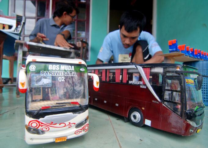 Sejumlah perajin membuat miniatur bus di Asinan, Bawen, Kabupaten Semarang, Jawa Tengah, Rabu (9/12).
