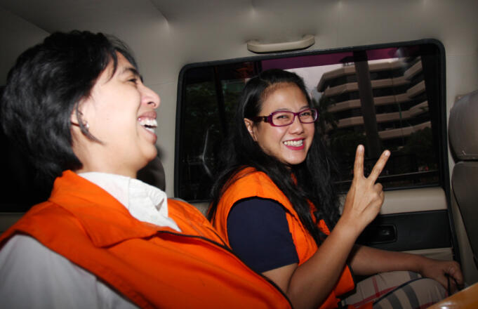Anggota Komisi V DPR Damayanti Wisnu Putranti (kanan) dan sekretaris pribadi mantan anggota Komisi VII DPR Dewie Yasin Limpo, Rinelda Bandaso (kiri) berada dalam mobil tahanan seusai menjalani pemeriksaan di Jakarta, Jumat (22/1).