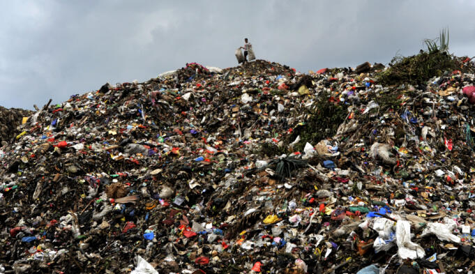 Pemulung mengangkat sampah yang bisa didaur ulang di TPA Antang Makassar, Sulawesi Selatan, Selasa (5/1).