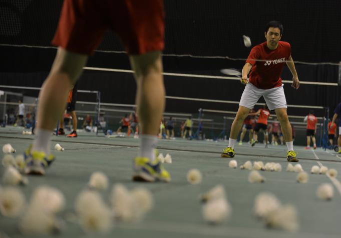 Pebulutangkis putra anggota tim Piala Thomas Indonesia Hendra Setiawan berlatih di Pelatnas PBSI, Cipayung, Jakarta, Rabu (4/5).