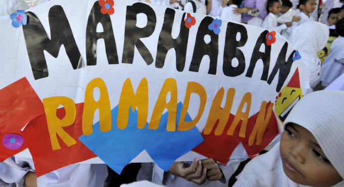 Sejumlah siswa Sekolah islam Terpadu Al Beruni melakukan pawai menyambut bulan suci Ramadan 1437 H di Makassar, Sulawesi Selatan, Jumat (3/6).