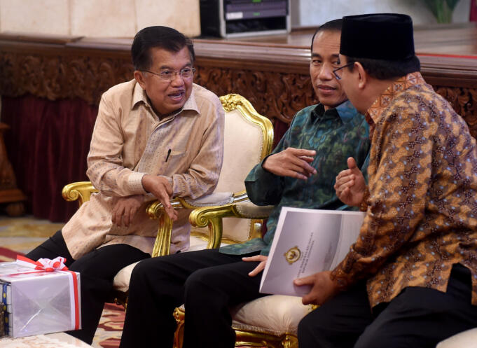 Presiden Joko Widodo (tengah) berbincang dengan Wakil Presiden Jusuf Kalla (kiri) dan Ketua BKP Harry Azhar Aziz (kanan) disela penyampaian Laporan Hasil Pemeriksaan Atas Laporan Keuangan Pemerintah Pusat (LHP LKPP) Tahun 2015 di Istana Negara, Jakarta,