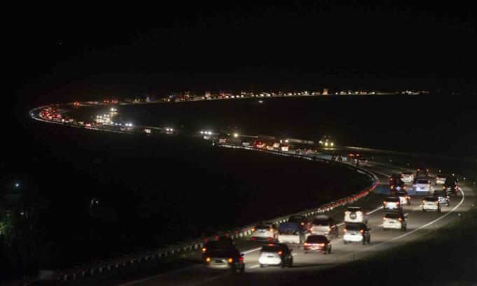 Kendaraan melintas di Tol Cipali, Cirebon, Jawa Barat, Sabtu (2/7)