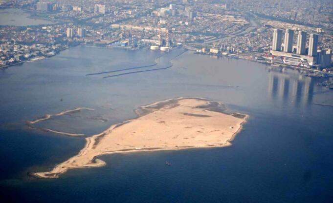Foto dari udara menunjukkan salah satu pulau hasil reklamasi di Teluk Jakarta, DKI Jakarta, Sabtu (23/7).