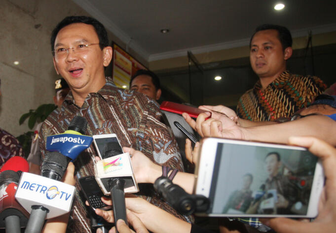 Gubernur DKI Jakarta Basuki Tjahaja Purnama bergegas usai di periksa Bareskrim di Mabes Polri, Jakarta,