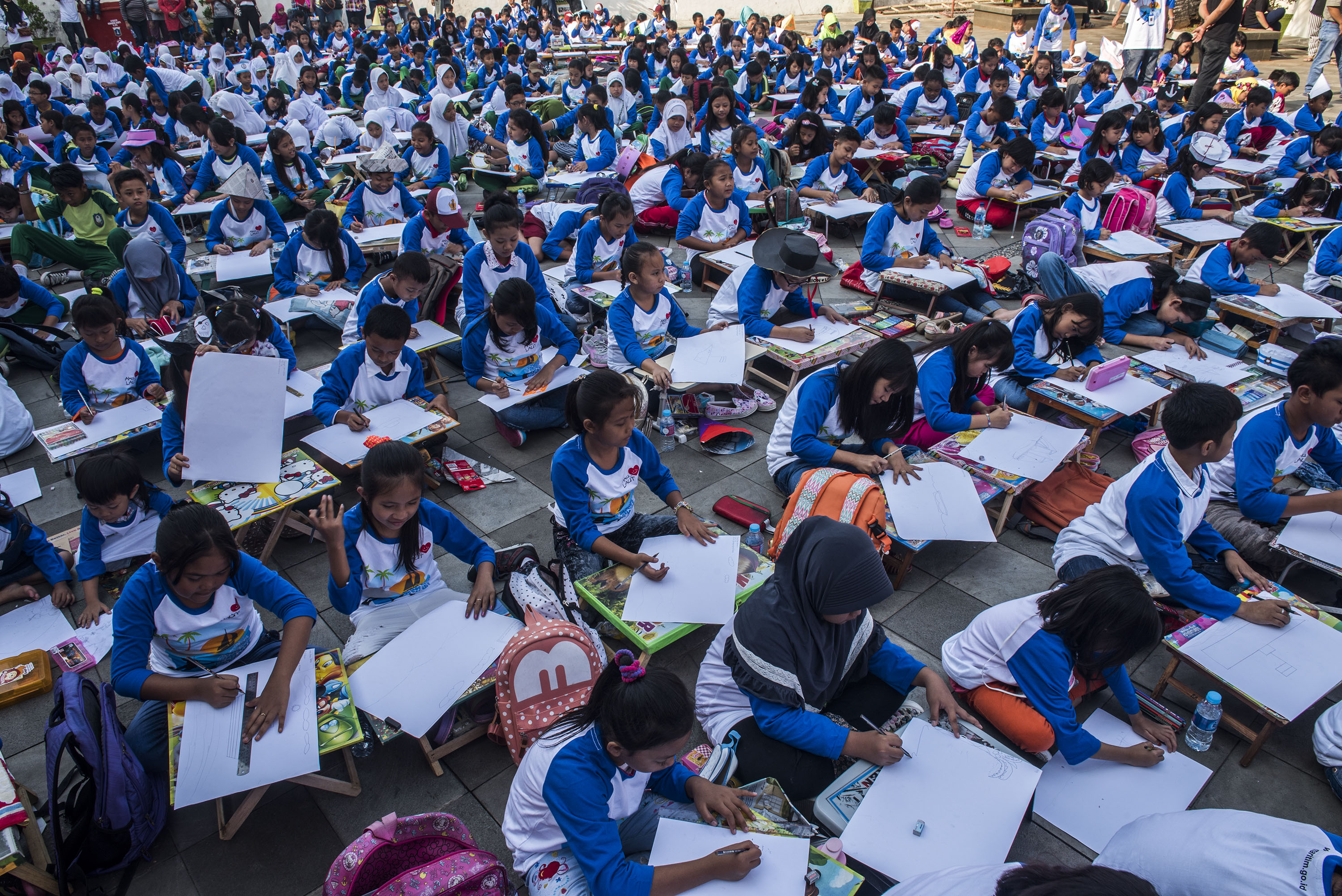 Ratusan anak mengikuti lomba menggambar di Museum Bahari, Jakarta, Minggu (24/7)