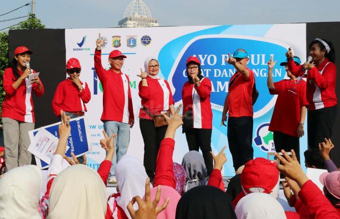 Badan Pengawas Obat dan Makanan (BPOM) melakukan aksi sosial di area car free day di Bundaran HI, Jakarta, Minggu (26/2/2017). Dalam aksi ini, BPOM mengingatkan pentingnya masyarakat untuk peduli obat dan pangan aman. AKTUAL/Munzir