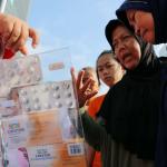 Badan Pengawas Obat dan Makanan (BPOM) melakukan aksi sosial di area car free day di Bundaran HI, Jakarta, Minggu (26/2/2017). Dalam aksi ini, BPOM mengingatkan pentingnya masyarakat untuk peduli obat dan pangan aman. AKTUAL/Munzir