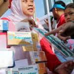 Badan Pengawas Obat dan Makanan (BPOM) melakukan aksi sosial di area car free day di Bundaran HI, Jakarta, Minggu (26/2/2017). Dalam aksi ini, BPOM mengingatkan pentingnya masyarakat untuk peduli obat dan pangan aman. AKTUAL/Munzir