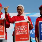 Badan Pengawas Obat dan Makanan (BPOM) melakukan aksi sosial di area car free day di Bundaran HI, Jakarta, Minggu (26/2/2017). Dalam aksi ini, BPOM mengingatkan pentingnya masyarakat untuk peduli obat dan pangan aman. AKTUAL/Munzir