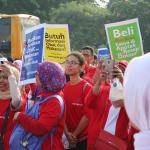 Badan Pengawas Obat dan Makanan (BPOM) melakukan aksi sosial di area car free day di Bundaran HI, Jakarta, Minggu (26/2/2017). Dalam aksi ini, BPOM mengingatkan pentingnya masyarakat untuk peduli obat dan pangan aman. AKTUAL/Munzir