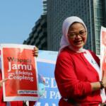 Badan Pengawas Obat dan Makanan (BPOM) melakukan aksi sosial di area car free day di Bundaran HI, Jakarta, Minggu (26/2/2017). Dalam aksi ini, BPOM mengingatkan pentingnya masyarakat untuk peduli obat dan pangan aman. AKTUAL/Munzir