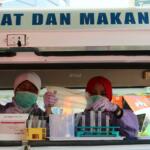 Badan Pengawas Obat dan Makanan (BPOM) melakukan aksi sosial di area car free day di Bundaran HI, Jakarta, Minggu (26/2/2017). Dalam aksi ini, BPOM mengingatkan pentingnya masyarakat untuk peduli obat dan pangan aman. AKTUAL/Munzir