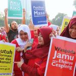 Badan Pengawas Obat dan Makanan (BPOM) melakukan aksi sosial di area car free day di Bundaran HI, Jakarta, Minggu (26/2/2017). Dalam aksi ini, BPOM mengingatkan pentingnya masyarakat untuk peduli obat dan pangan aman. AKTUAL/Munzir