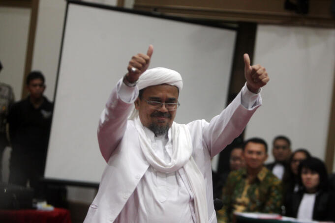 Habib jadi saksi sidang ahok ke-12 Ketua Umum FPI Habib Muhammad Rizieq Shihab menjadi saksi di persidangan ke-12 kasus dugaan penistaan agama dengan terdakwa Gubernur DKI Jakarta, Basuki T Purnama (Ahok) yang digelar oleh Pengadilan Negeri Jakarta Utara di Auditorum Kementerian Pertanian, Jakarta, Selasa (28/2/17). Pada sidang ke-12 kali ini Jaksa Penuntut Umum (JPU) menghadirkan dua saksi ahli yaitu Ketua Umum FPI, Habib Riziek Shihab dan Ahli pidana dari MUI, Abdul Chair Ramadhan. Sindonews.com-POOL/Isra Triansyah