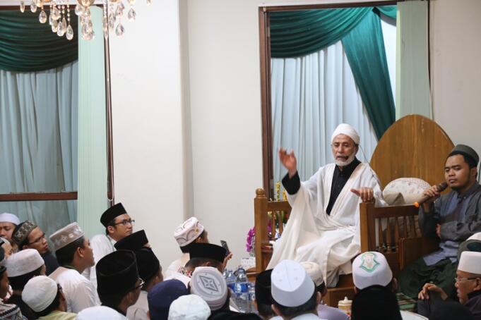 IMG_6952 Maulana Syekh Yusri Rusydi Jabr Al Hasani dalam acara pembacaan kitab amin al-I'lam bi anna attasawwuf min syariat al-islam karangan syekh Abdullah Siddiq al-Ghumari di Majelis Zawiyah Arraudah, Tebet, Jakarta Selatan, Sabtu (28/1/2017). AKTUAL/Tino Oktaviano