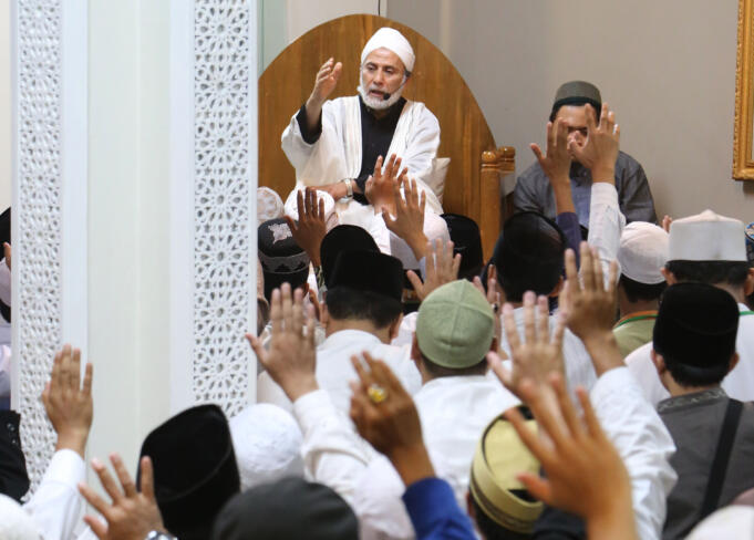 IMG_7093 Maulana Syekh Yusri Rusydi Jabr Al Hasani dalam acara pembacaan kitab amin al-I'lam bi anna attasawwuf min syariat al-islam karangan syekh Abdullah Siddiq al-Ghumari di Majelis Zawiyah Arraudah, Tebet, Jakarta Selatan, Sabtu (28/1/2017). AKTUAL/Tino Oktaviano