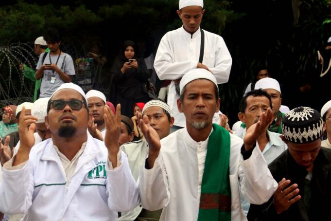 Memasuki waktu Salat Dzuhur, ratusan umat muslim yang menggelar aksi demonstrasi melaksanakan salat berjamaah di Jalan Jenderal Sudirman, di depan Mapolda Metro Jaya, Jakarta, Rabu (01/1/2017). Polda Metro Jaya memanggil imam besar FPI Habib Rizieq Shihab, Sekretaris Jenderal FPI Munarman, dan Ketua Gerakan Nasional Pengawal Fatwa Majelis Ulama Indonesia (GNPF-MUI) Bachtiar Nasir untuk dimintai keterangannya terkait kasus pemufakatan makar yang menjerat Sri Bintang Pamungkas. AKTUAL/Munzir