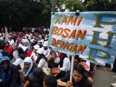 DPR Usulkan Pembiayaan PPPK oleh APBN, Tegaskan Tak Boleh Ada Pemberhentian Ribuan PNS Honorer yang tergabung dalam Forum Honorer Kategori Dua Indonesia (FHK2I) melakukan aksi di depan kantor Kemenpan RB, Jakarta, Kamis (23/2/2017). Dalam aksinya FHK2I mendesak Menteri Pendayagunaan Aparatur Negara dan Reformasi Birokrasi (MenPAN-RB) untuk mendukung revisi UU ASN dan menolak menolak status pegawai pemerintah dengan perjanjian kerja (PPPK). AKTUAL/Munzir