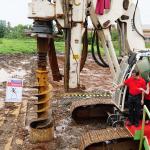 Direktur Utama PT Pikko Land Develompement Tbk (RODA) Nio Yantony (kedua kanan) bersama Direktur RODA Joewono Witjitro Wongsodihardjo (kiri), Komisaris Kwan Sioe Moei serta Direktur Sicilia Alexander Setiawan melakukan prosesi pasang tiang pancang pertama Thamrin Distric di lahan strategis seluas 1,6 hektare di jalan Ahmad Yani, Kota Bekasi, Jawa Barat, Sabtu (18/3). Rencananya kawasan superblok Thamrin Distric dengan investasi sekitar Rp 1,5 triliun ini terdiri dari 5 menara apartemen eksklusif strata title setinggi 24 lantai dan 549 unit per menaranya. Kelima menara nantinya bersinergi dengan ruko komersial dan lifestyle serta pusat perbelanjaan tersebut di rencanakan akan selesai sekitar 3 tahun. AKTUAL/Eko S Hilman