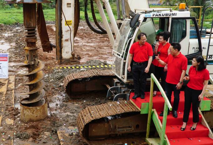 Direktur Utama PT Pikko Land Develompement Tbk (RODA) Nio Yantony (kedua kanan) bersama Direktur RODA Joewono Witjitro Wongsodihardjo (kiri), Komisaris Kwan Sioe Moei serta Direktur Sicilia Alexander Setiawan melakukan prosesi pasang tiang pancang pertama Thamrin Distric di lahan strategis seluas 1,6 hektare di jalan Ahmad Yani, Kota Bekasi, Jawa Barat, Sabtu (18/3). Rencananya kawasan superblok Thamrin Distric dengan investasi sekitar Rp 1,5 triliun ini terdiri dari 5 menara apartemen eksklusif strata title setinggi 24 lantai dan 549 unit per menaranya. Kelima menara nantinya bersinergi dengan ruko komersial dan lifestyle serta pusat perbelanjaan tersebut di rencanakan akan selesai sekitar 3 tahun. AKTUAL/Eko S Hilman