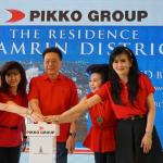 Direktur Utama PT Pikko Land Develompement Tbk (RODA) Nio Yantony (kedua kanan) bersama Direktur RODA Joewono Witjitro Wongsodihardjo (kiri), Komisaris Kwan Sioe Moei serta Direktur Sicilia Alexander Setiawan melakukan prosesi pasang tiang pancang pertama Thamrin Distric di lahan strategis seluas 1,6 hektare di jalan Ahmad Yani, Kota Bekasi, Jawa Barat, Sabtu (18/3). Rencananya kawasan superblok Thamrin Distric dengan investasi sekitar Rp 1,5 triliun ini terdiri dari 5 menara apartemen eksklusif strata title setinggi 24 lantai dan 549 unit per menaranya. Kelima menara nantinya bersinergi dengan ruko komersial dan lifestyle serta pusat perbelanjaan tersebut di rencanakan akan selesai sekitar 3 tahun. AKTUAL/Eko S Hilman