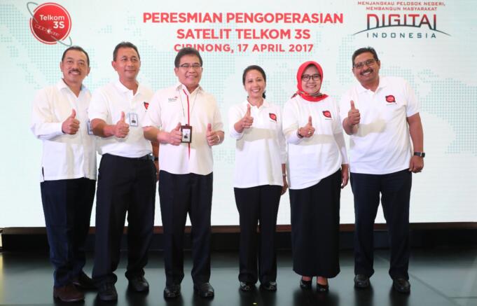 Menteri BUMN Rini M. Soemarno (ketiga kanan) bersama Direktur Utama Telkom Alex J. Sinaga (ketiga kiri) berfoto usai peresmian pengoperasian satelit Telkom 3S didampingi oleh Komisaris Utama Telkom Hendri Saparini (kedua kanan), Deputi Pertambangan Industri Strategis dan Media Kementrian BUMN Fajar Hari Sampurno (kiri), Deputi Bidang Jasa Keuangan Jasa Survei dan Konsultan Kementrian BUMN Gatot Trihargo (kedua kiri) dan Dirjen Sumber Daya dan Perangkat Pos dan Informatika Kementrian Kominfo RI Ismail di Stasiun Pengendali Utama Satelit Telkom Cibinong (SPU Cibinong), Senin (17/4). Menteri BUMN Rini M. Soemarno (ketiga kanan) bersama Direktur Utama Telkom Alex J. Sinaga (ketiga kiri) berfoto usai peresmian pengoperasian satelit Telkom 3S didampingi oleh Komisaris Utama Telkom Hendri Saparini (kedua kanan), Deputi Pertambangan Industri Strategis dan Media Kementrian BUMN Fajar Hari Sampurno (kiri), Deputi Bidang Jasa Keuangan Jasa Survei dan Konsultan Kementrian BUMN Gatot Trihargo (kedua kiri) dan Dirjen Sumber Daya dan Perangkat Pos dan Informatika Kementrian Kominfo RI Ismail di Stasiun Pengendali Utama Satelit Telkom Cibinong (SPU Cibinong), Senin (17/4).