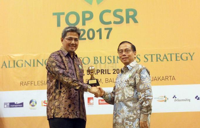 Sinar Mas Land Sukses Raih Penghargaan Bergengsi di Ajang TOP CS Dhony Rahajoe, Managing Director President Office Sinar Mas Land (kiri) saat menerima penghargaan kategori “Top Leader on CSR Commitment” di Jakarta, Rabu (5/4). Sinar Mas Land berhasil meraih dua penghargaan bergengsi dalam ajang TOP CSR Award 2017, penghargaan pertama diberikan kepada Sinar Mas Land dalam kategori “TOP CSR on Property & Real Estate Sector” dan penghargaan kedua diberikan kepada Dhony Rahajoe sebagai Managing Director President Office Sinar Mas Land dalam kategori “Top Leader on CSR Commitment”. Pengakuan resmi ini dihasilkan lewat persidangan ketat yang melibatkan konsultan serta pakar CSR sebagai dewan juri TOP CSR 2017 pada tanggal 13 Januari 2017. AKTUAL/Eko S Hilman