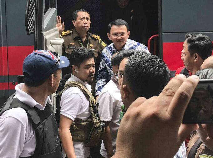 Terpidana kasus penistaan agama Basuki Tjahaja Purnama atau Ahok keluar dari mobil tahanan saat tiba di rumah tahanan LP Cipinang, Jakarta, Selasa (9/5).