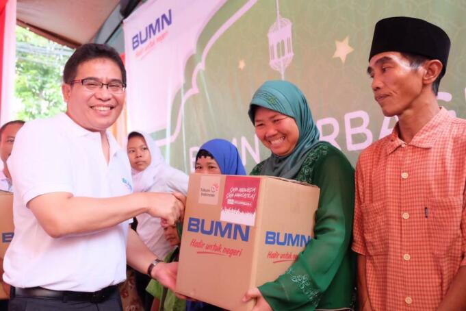 Direktur Utama Telkom Alex J. Sinaga (kiri) menyerahkan Bingkisan Ramadhan secara simbolis kepada perwakilan warga RW 09 Gunung Sahari di Masjid Jami Al Amir, Gunung Sahari, Jakarta Pusat (13/6). Sebagai bentuk komitmen BUMN Hadir untuk Negeri, Kementerian BUMN menggagas program BUMN Berbagi Bingkisan Ramadhan yang melibatkan Telkom bersama 13 BUMN lainnya yang serentak menyerahkan 200.000 bingkisan Ramadhan kepada 100 Masjid di Jabodetabek.