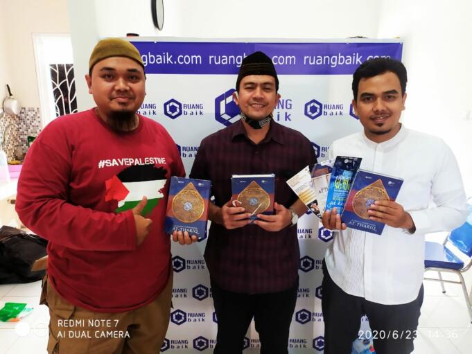 Direktur Utama LAZAR Ahmad Himawan dan Tim Ruangbaik.com