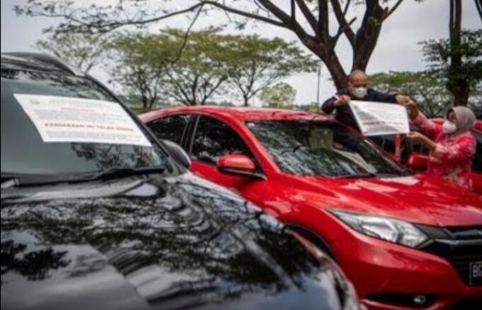 IMG_20210423_231831 Penyidik Kejati Sumsel Menyegel mobil milik tersangka dugaan korupsi masjid sriwijaya (FOTO :Wahyudi /ANTARA FOTO