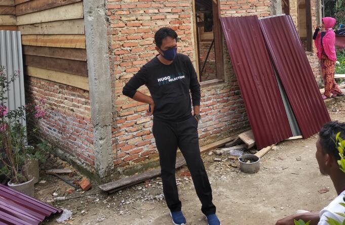 Anggota DPRD Pelalawan dari Fraksi PKS, Abdullah saat meninjau pembangunan program bedah rumah di kelurahan Pangkalan Kerinci Kota, Kamis (20/5)/ISTIMEWA Anggota DPRD Pelalawan dari Fraksi PKS, Abdullah saat meninjau pembangunan program bedah rumah di kelurahan Pangkalan Kerinci Kota, Kamis (20/5)/ISTIMEWA