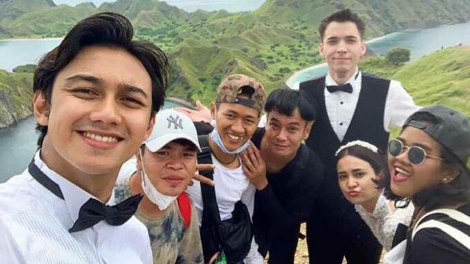 Shuting Badai Pasti Berlalu yang dibintangi Michelle Ziudith, Stefan William dan Caesar Hito berpose di Pulau Padar, Labuan Bajo, NTT