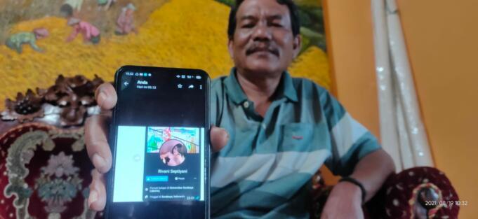 Mantan Camat Kencong Susmiadi ST Saat Tunjukan FB Jaringan Pemeras Bermodus Mesum. Foto/Aziz