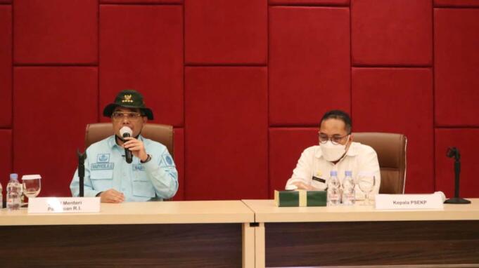 Wakil Menteri Pertanian RI, Harvick Hasnul Qolbi (kiri) bersama Kepala Pusat Sosial Ekonomi dan Kebijakan Pertanian (PSEKP), Sudi Mardianto di auditorium PSEKP, Kota Bogor, Rabu (29/9). Foto: Hilmi/Aktual Wakil Menteri Pertanian RI, Harvick Hasnul Qolbi (kiri) bersama Kepala Pusat Sosial Ekonomi dan Kebijakan Pertanian (PSEKP), Sudi Mardianto di auditorium PSEKP, Kota Bogor, Rabu (29/9). Foto: Hilmi/Aktual