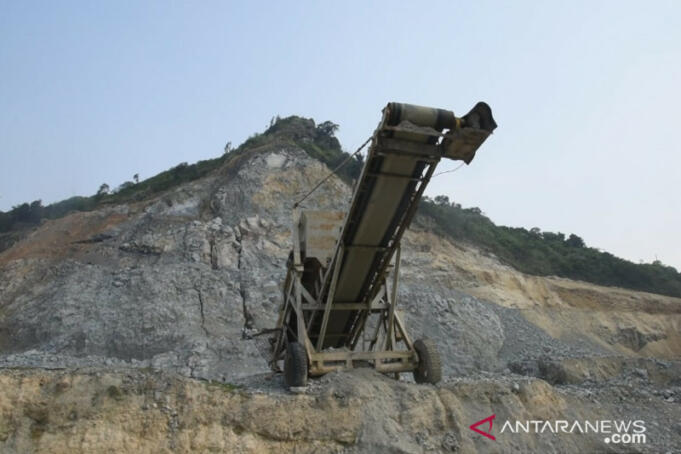 Gunung Sindanggeulis di Desa Linggasari, Kecamatan Plered, Kabupaten Purwakarta, Jawa Barat