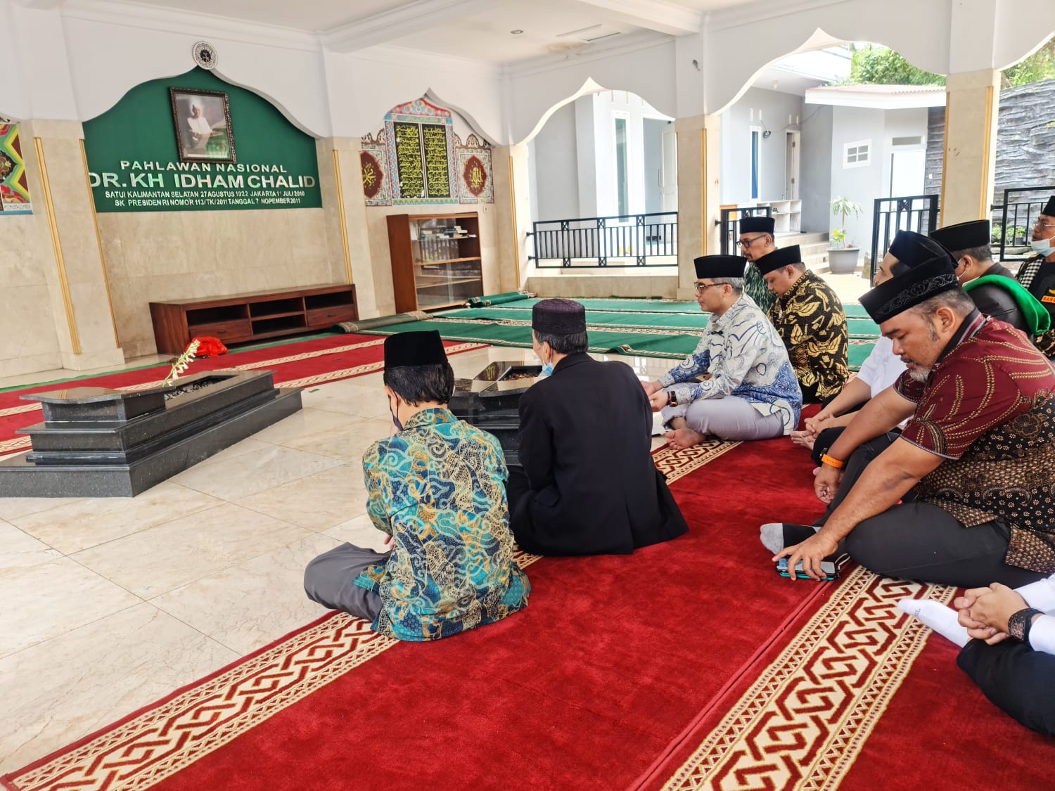 Wakil Menteri Pertanian, Harvick Hasnul Qolbi beserta rombongan saat melakukan ziarah di makam Pahlawan Nasional, KH. Idham Cholid di komplek Yayasan Darul Quran, Cisarua, Bogor pada Selasa (23/11). Foto: AKTUAL/Istimewa
