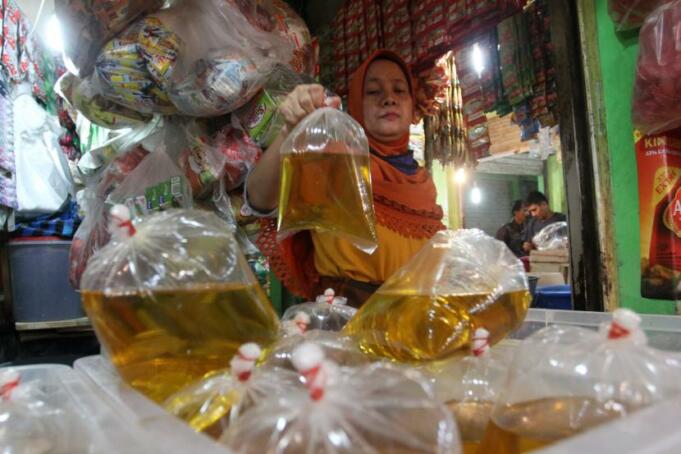pedagang-menyusun-minyak-goreng-curah-yang-telah-dibungkus-di_211110230458-610