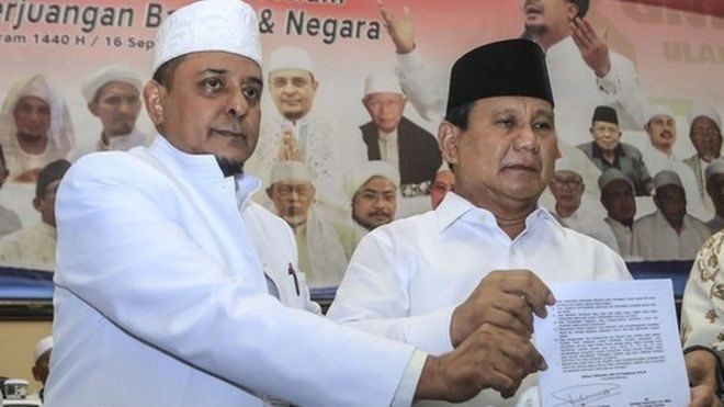 Prabowo bersama kelompok 212 dan forum Ijtima Ulama mengklaim dapat memberikan jutaan suara baru untuk Prabowo Subianto dalam pilpres 2019 Prabowo bersama kelompok 212 dan forum Ijtima Ulama mengklaim dapat memberikan jutaan suara baru untuk Prabowo Subianto dalam pilpres 2019