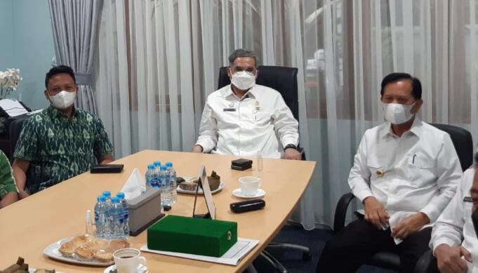 Wakil Menteri Pertanian (Wamentan) RI, Harvick Hasnul Qolbi (tengah) saat menerima kunjungan kerja Bupati Tapin (kanan) di ruang kerjanya, Jakarta, Rabu (23/2). Foto: Istimewa Wakil Menteri Pertanian (Wamentan) RI, Harvick Hasnul Qolbi (tengah) saat menerima kunjungan kerja Bupati Tapin (kanan) di ruang kerjanya, Jakarta, Rabu (23/2). Foto: Istimewa