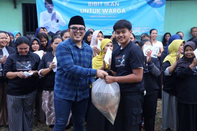 Tebar Bibit Ikan di Kabupaten Bandung