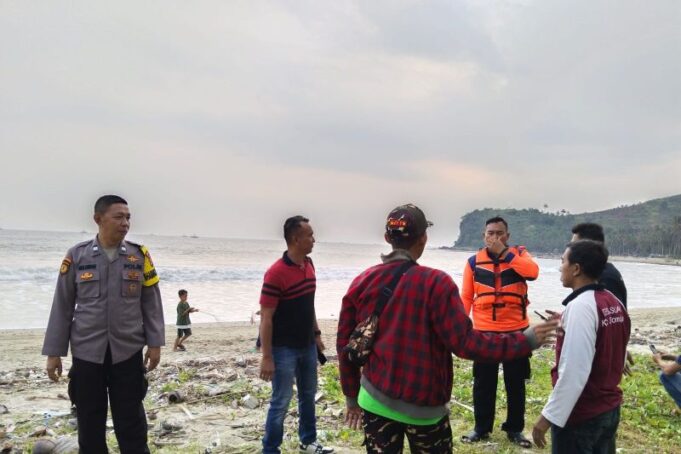 1000576677_1 Suasana saat tim SAR melakukan pencarian korban tenggelam di pantai Lampung Selatan ANTARA/HO-BPBD Lampung Selatan
