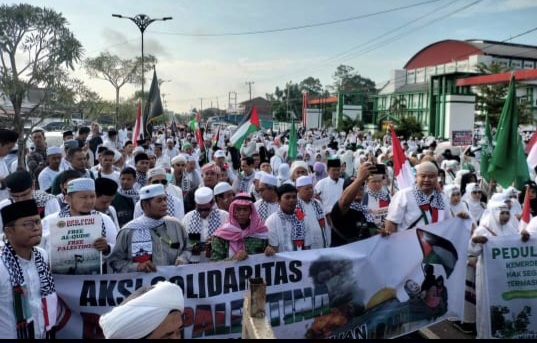 Masyarakat Batanghari Jambi melakukan aksi membela Palestina Masyarakat Batanghari Jambi melakukan aksi membela Palestina