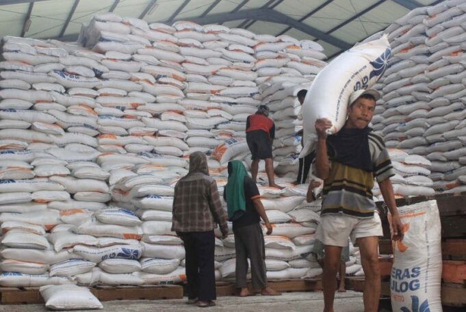 pekerja-mengangkut-beras-di-gudang-beras-bulog-jl-gedebage-_160329180414-249