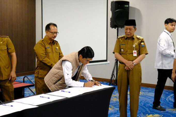 Wakil Gubernur Jambi, KH Abdullah Sani menghadiri sekakigus menyaksikan penandatanganan perjanjian kerja sama antara perwakilan Ombudsman RI Provinsi Jambi dengan Pemerintah Kabupaten Kerinci, Kabupaten Tanjung Jabung Barat dan Kabupaten Tanjung Jabung Timur. Wakil Gubernur Jambi, KH Abdullah Sani menghadiri sekakigus menyaksikan penandatanganan perjanjian kerja sama antara perwakilan Ombudsman RI Provinsi Jambi dengan Pemerintah Kabupaten Kerinci, Kabupaten Tanjung Jabung Barat dan Kabupaten Tanjung Jabung Timur.