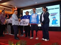 Gubernur Jambi Serahkan Bonus Kontingen Popnas dan Peparpenas