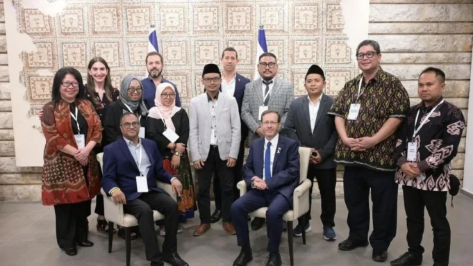 Tokoh Muda NU Pose Bersama Presiden Israel Isaac Herzog Tokoh Muda NU Pose Bersama Presiden Israel Isaac Herzog